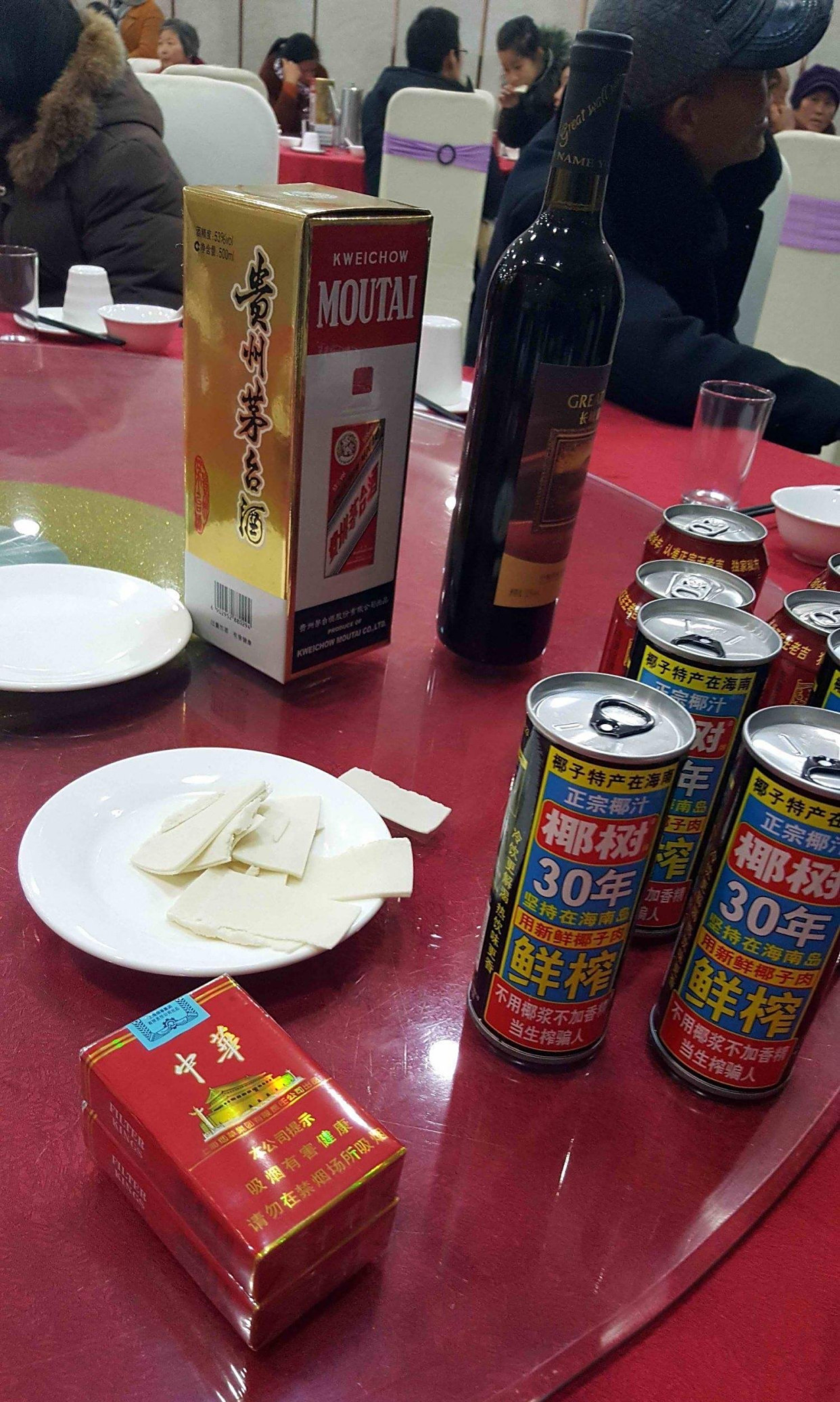 如果酒桌上有人发烟故意不发给你的时候,你要如何巧妙回击?