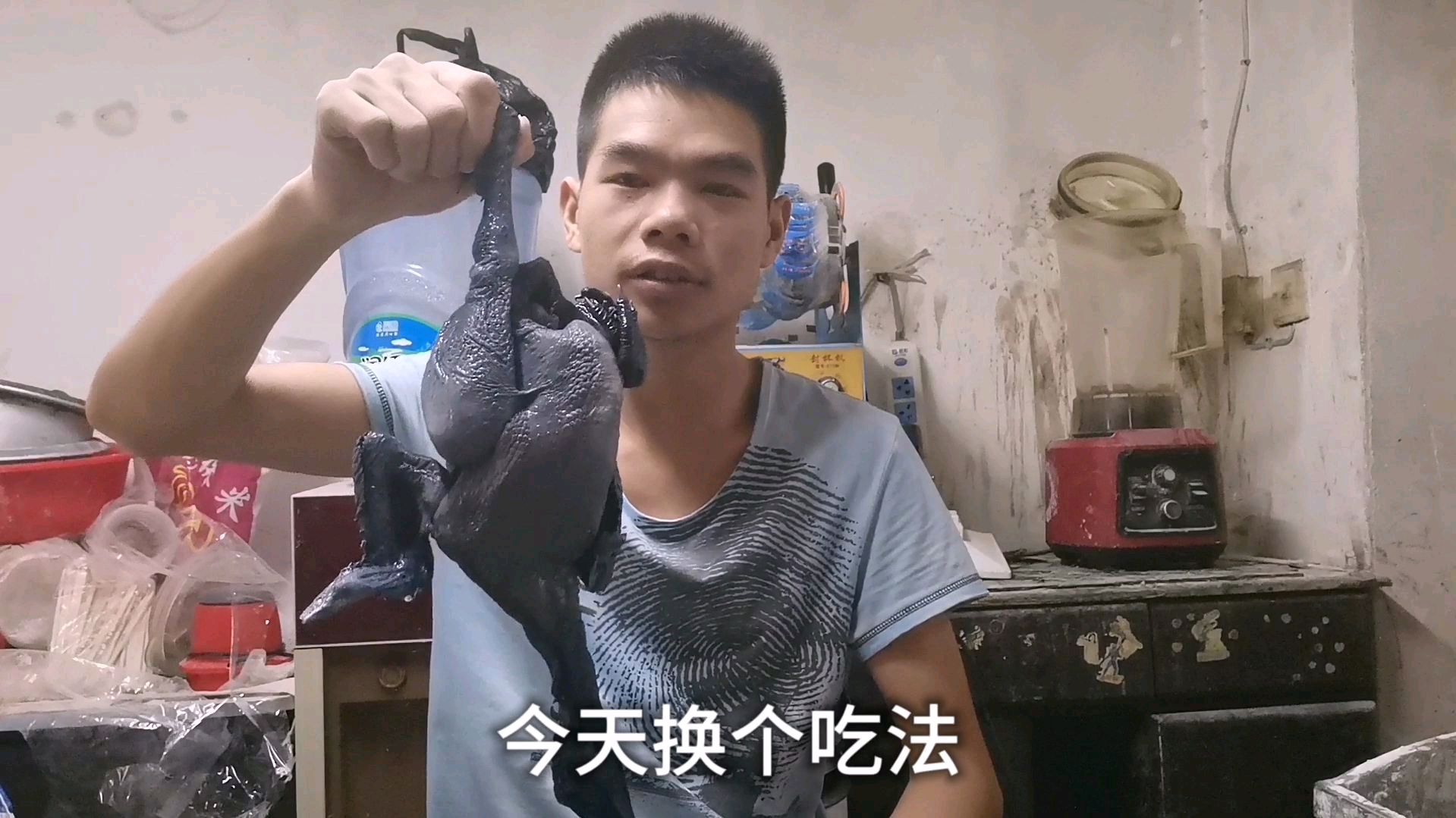 上次做的乌鸡没有吃过瘾,今天换个吃法做一个红烧乌鸡看好不好吃