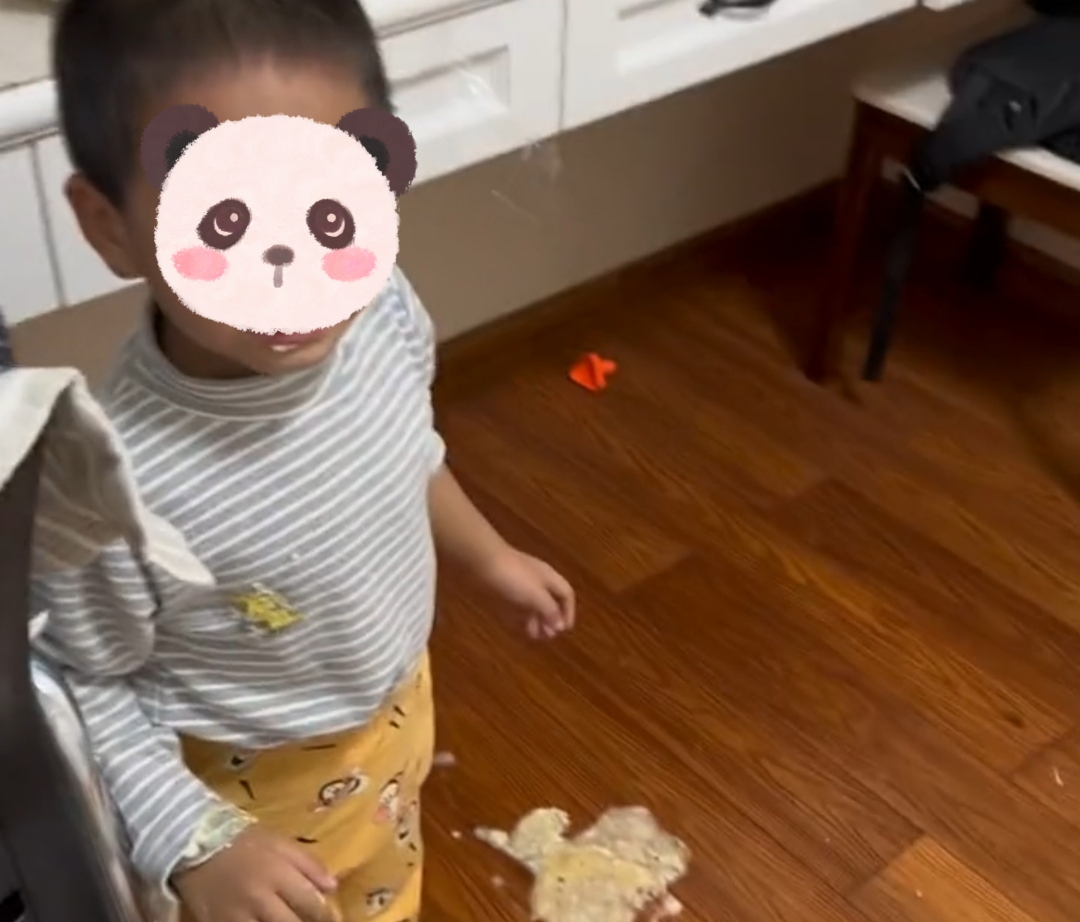 妻子忙完家务回卧室,发现儿子吐一地,丈夫只顾打游戏任凭儿子哭