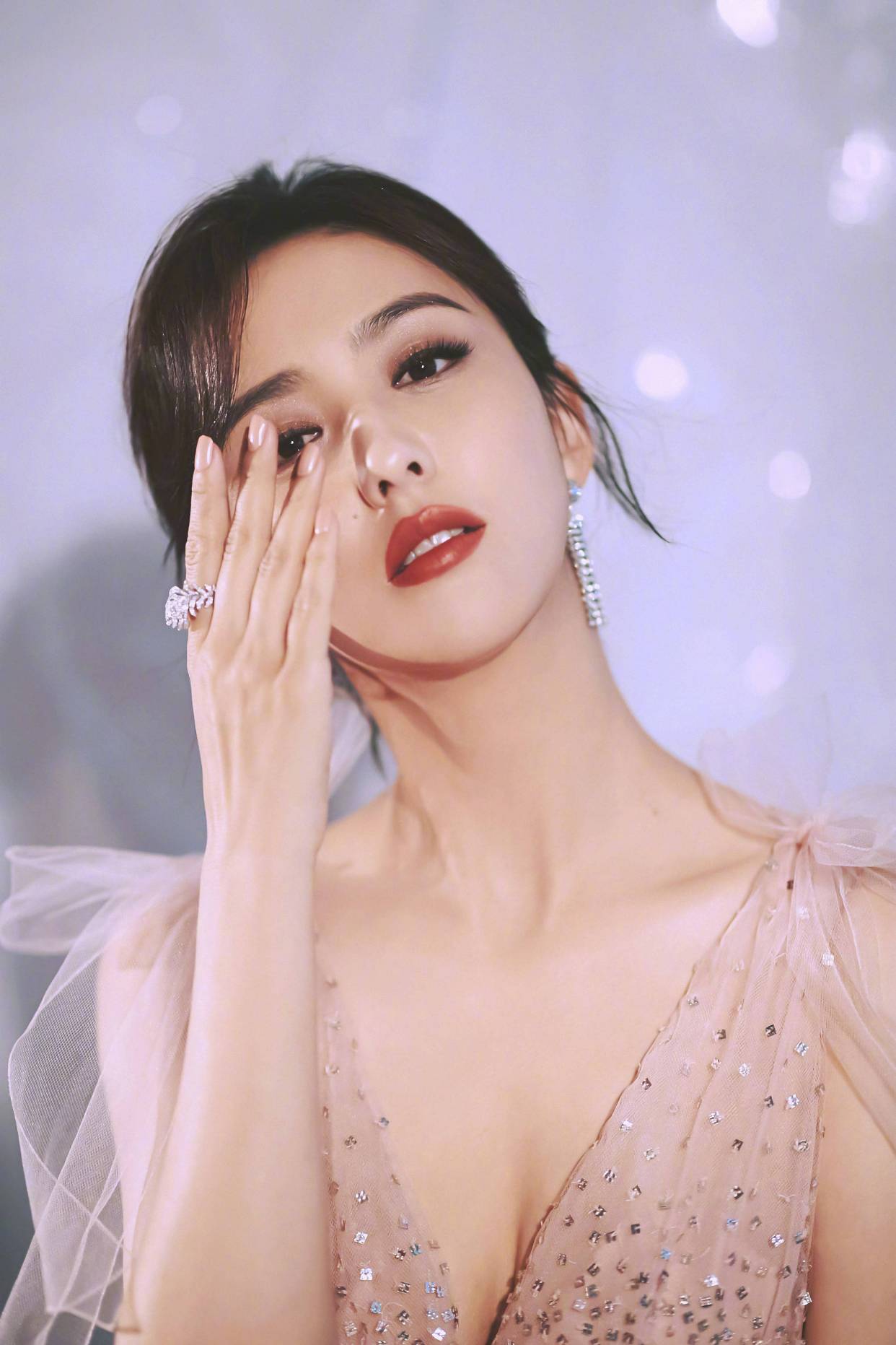 佟丽娅终于放开了!穿香槟色深v长裙,大秀"事业线",太惊艳!