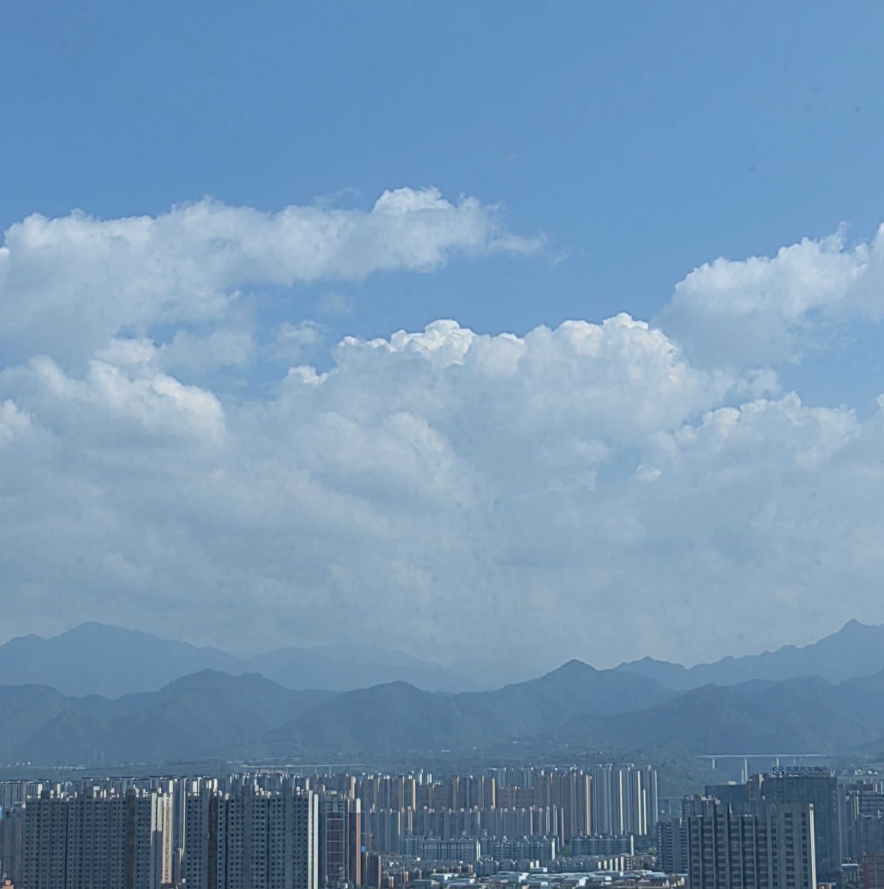 下午,室外太阳火辣辣的,天空云彩瞬息万变!