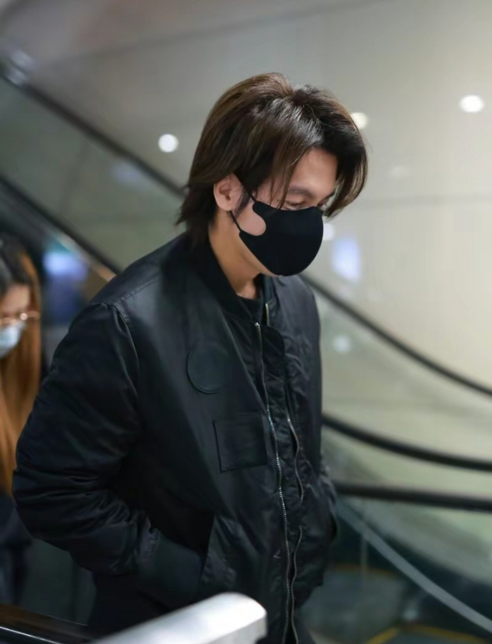 言承旭现身北京首都机场