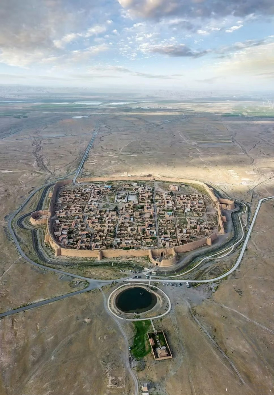 甘肃永泰古城,屹立在荒漠戈壁四百多年,因形似乌龟又被称为龟城,这种