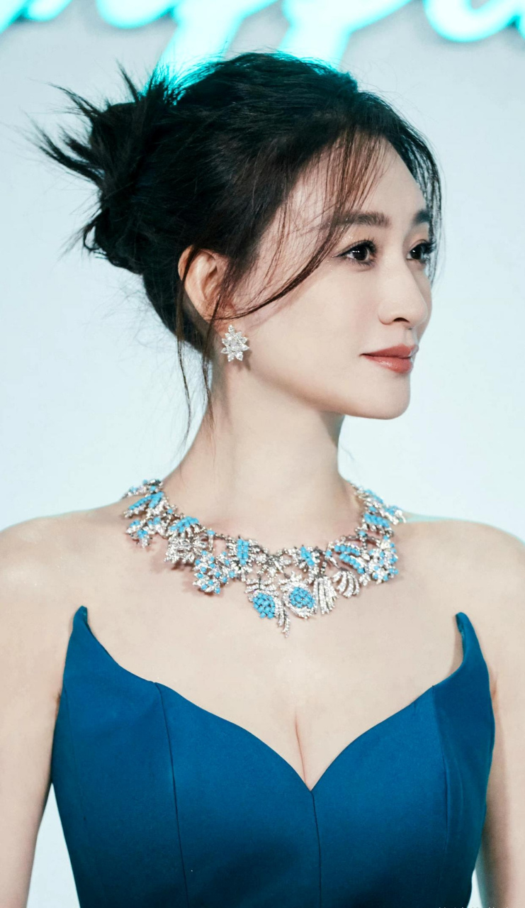 李小冉 低胸晚礼服穿出了成熟性感之美#李小冉