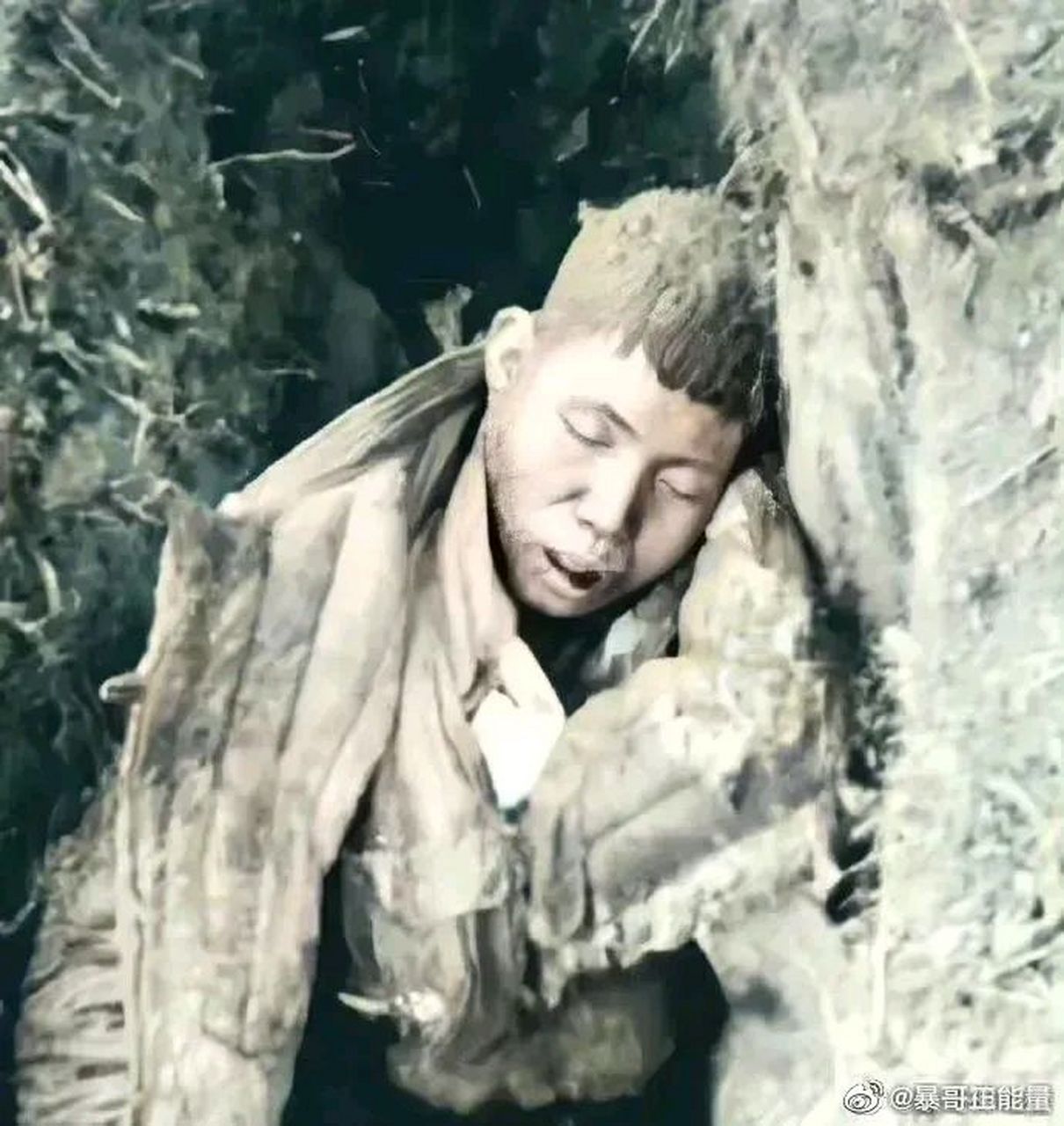 这是1951年长津湖战役一名冻死的志愿军战士.