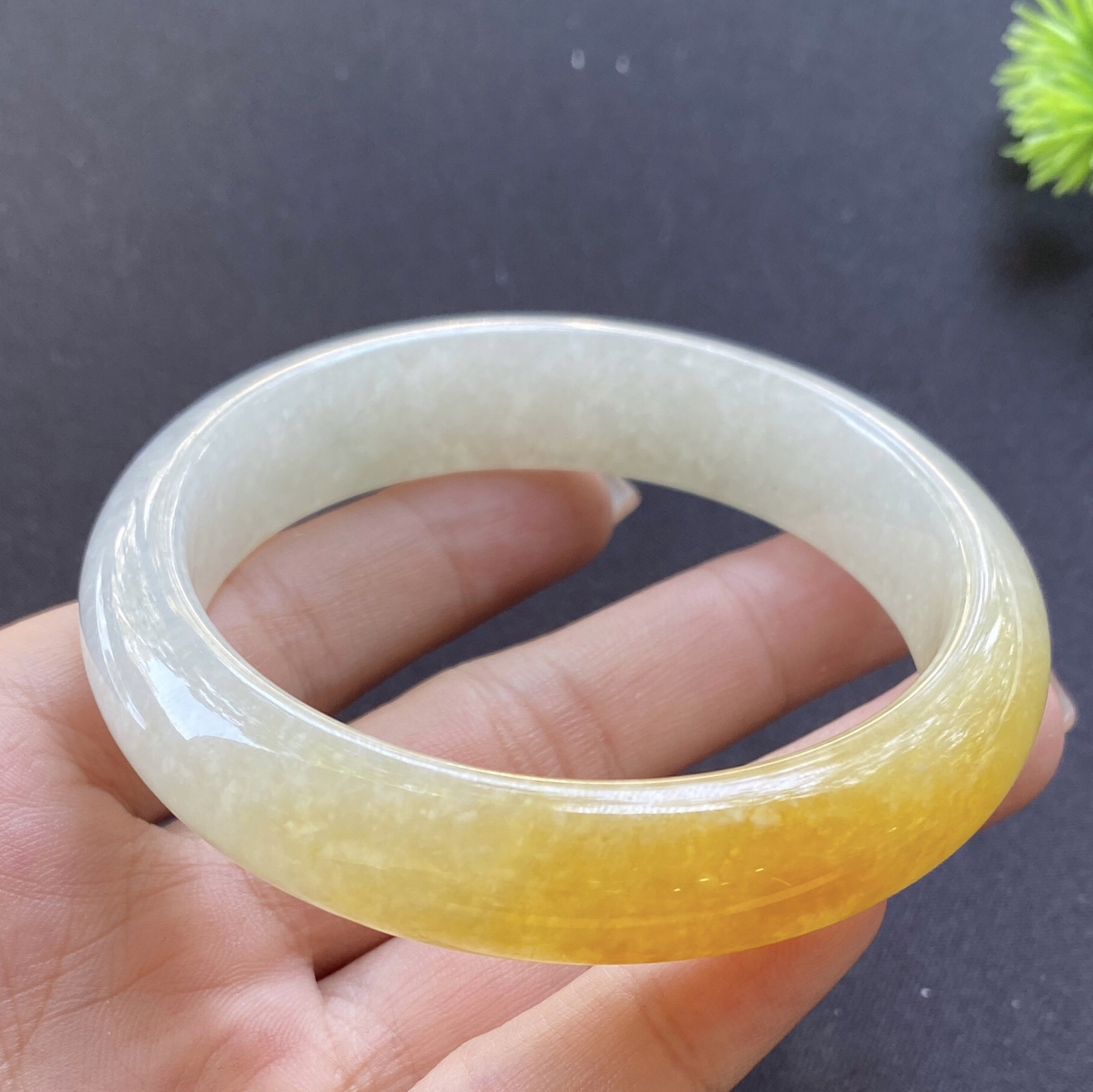 3mm,天然翡翠冰黄翡手镯,玉质莹润,色泽浓郁,自然光实拍.