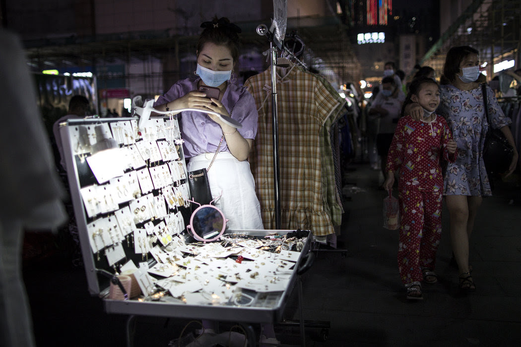 武汉夜市中的一个摊位。