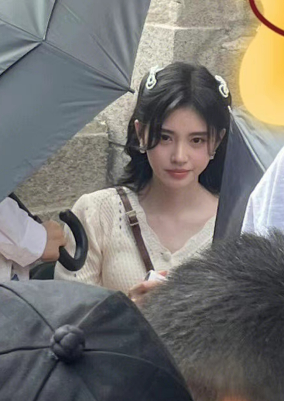 鞠婧祎拍戏被偶遇,五官即使在原相机下还是很精致.