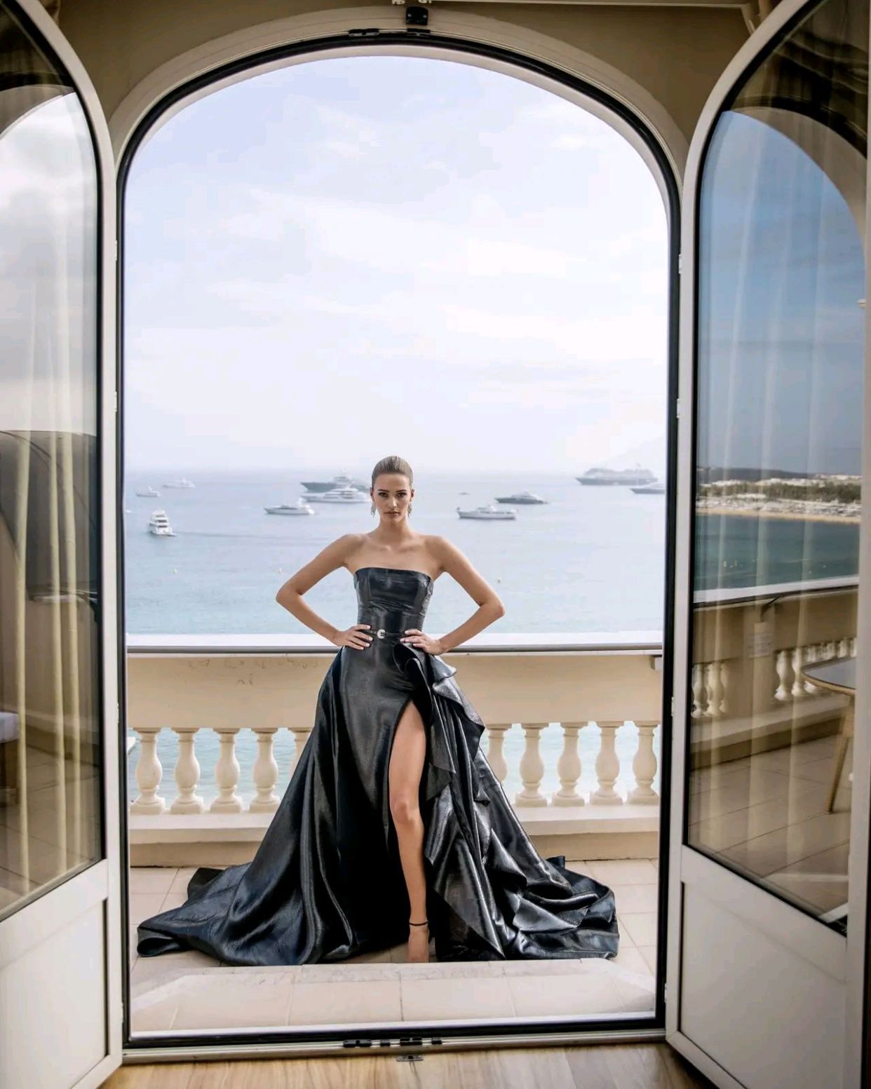 美国超模noel berry身穿一袭黑色皮裙尽显妩媚动人