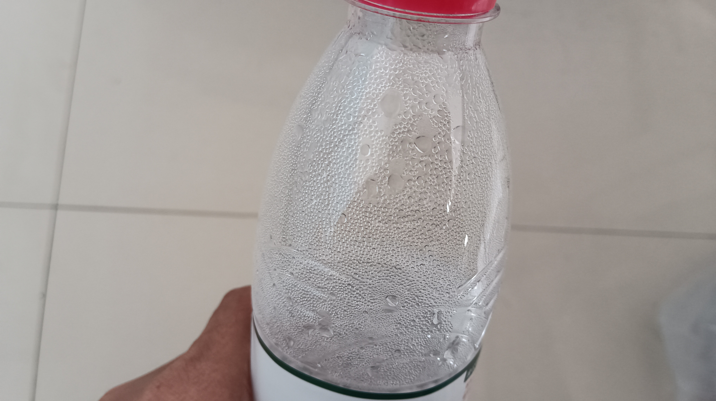 一瓶矿泉水打开没喝完,放了三天,今天发现瓶子内壁上全是水珠,这还能