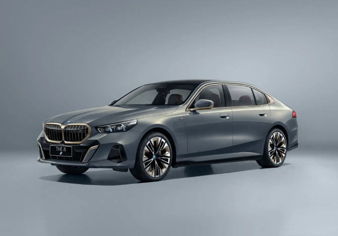 续航536公里,"全新国产宝马i5:长续航新能源汽车的魅力之选"