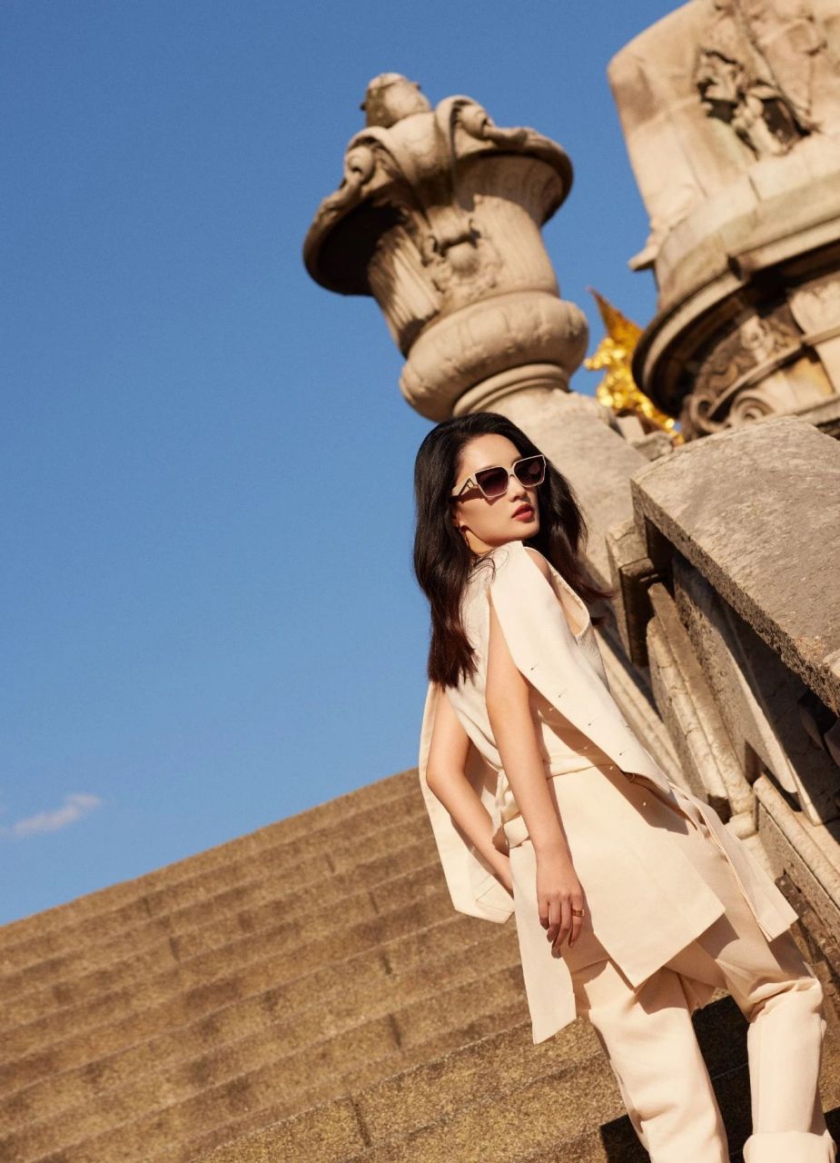 李沁品牌方广告写真. 这身穿搭很有层次感, 戴墨镜更增加了酷感.