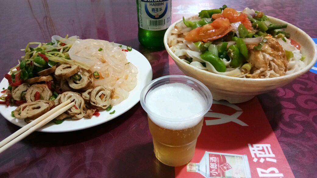 河南驻马店吃捞面和凉菜拼盘,还点个大碗的,根本吃不完,好浪费
