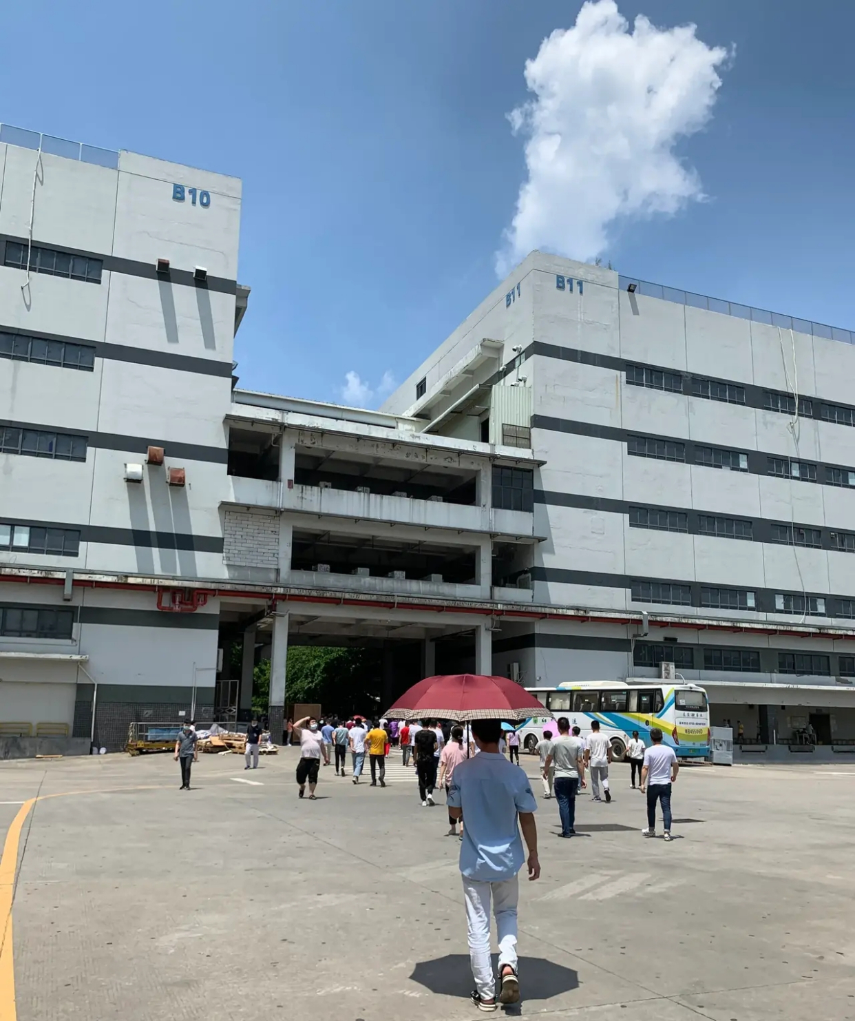发现面试惠州伯恩光学的人寥寥无几,而去龙华富士康的人却人山人海.