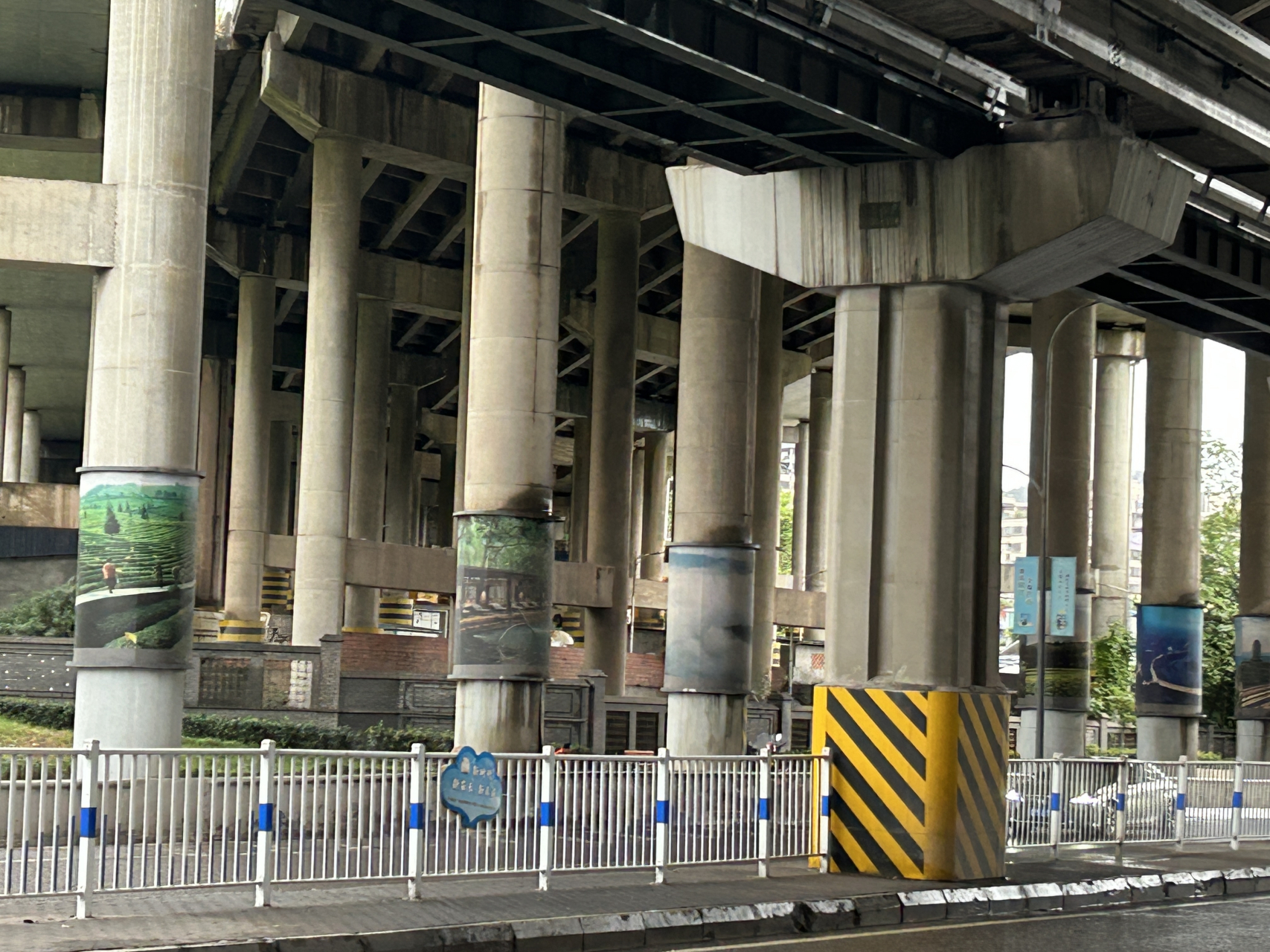 重庆巴南区大山村的一座立交桥,最上面一层为内环快速道,中间是轨道三