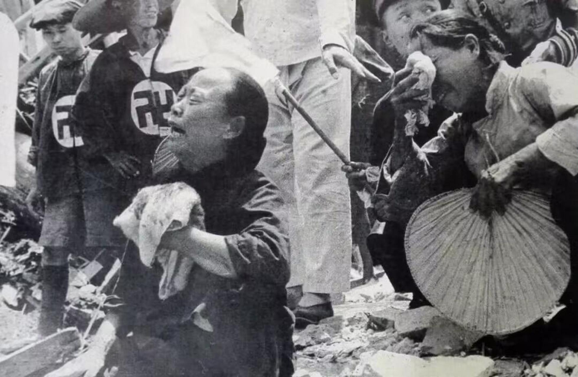 上世纪抗日战争时间,一名大妈正抱着自己的孩子痛哭,当时日军的轰炸机