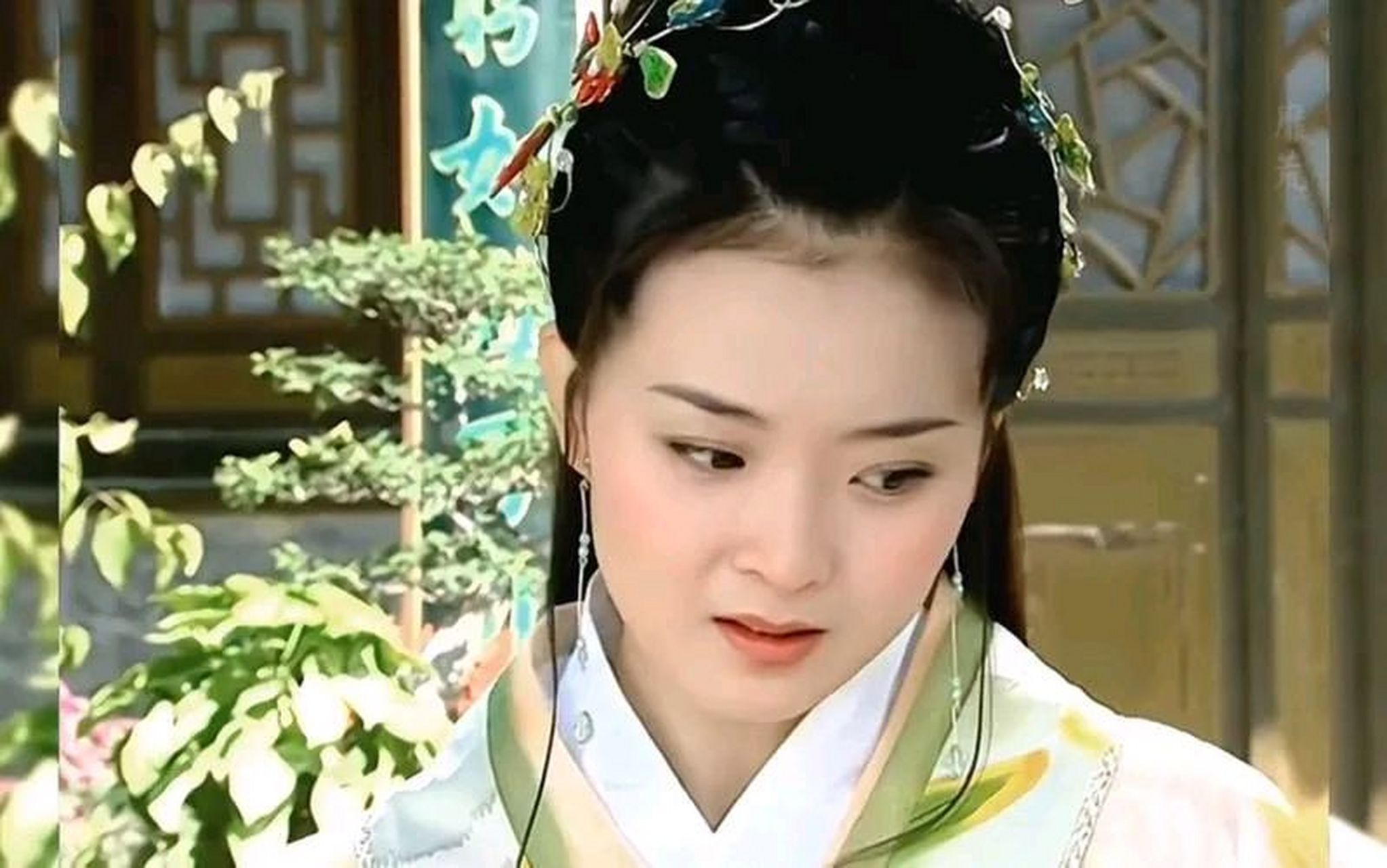 1997年,北京王府世纪豪宅,23岁的豪门媳妇王艳端着一盆洗脚水来到婆婆