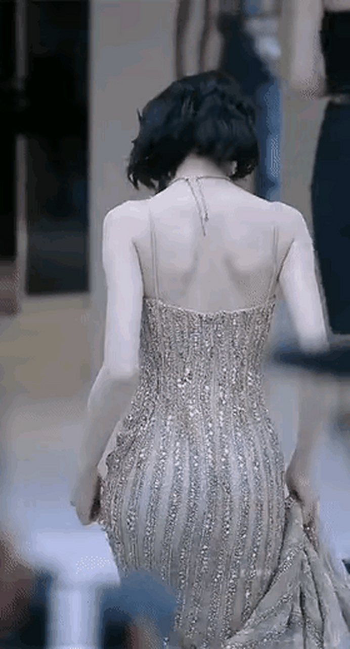 迪丽热巴这背影就受不了 ,太迷人了!