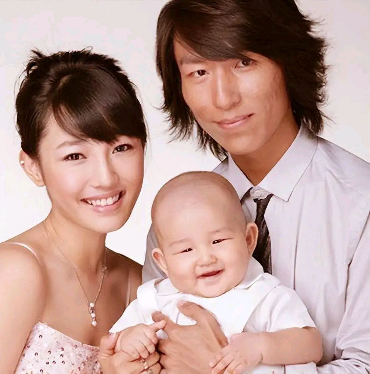 她和陈羽凡育有一个儿子.早在2015年,两人就已悄然离婚.