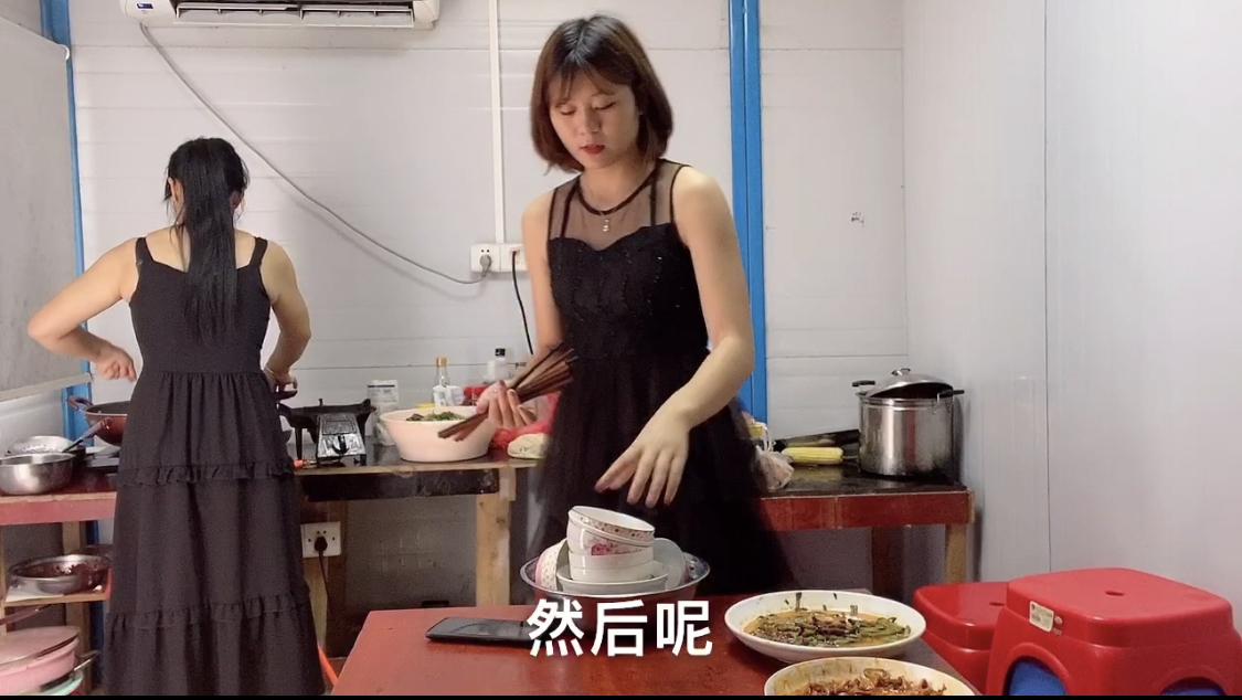 农民工的聚餐,6人一盆麻辣鸡脚再配两箱啤酒,挤在宿舍里吃嗨了