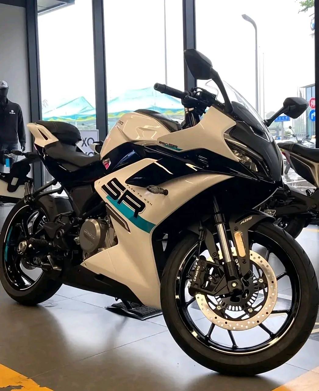 摩托车春风250sr听说过吧 新款来了哟 座高:780 整备质量:155 马力