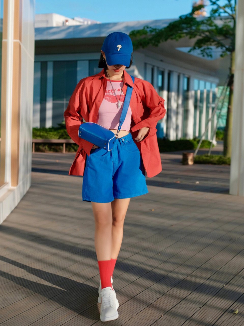 红色和蓝色的搭配实在是太高调惹眼了,现在秋冬季节,我们可以选择红色