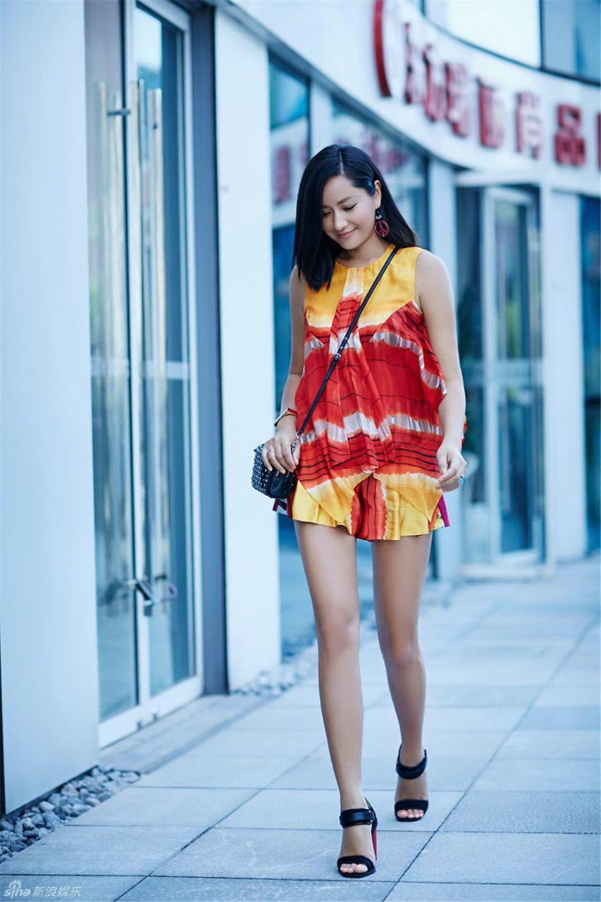 瞿颖街拍  大长腿真不错