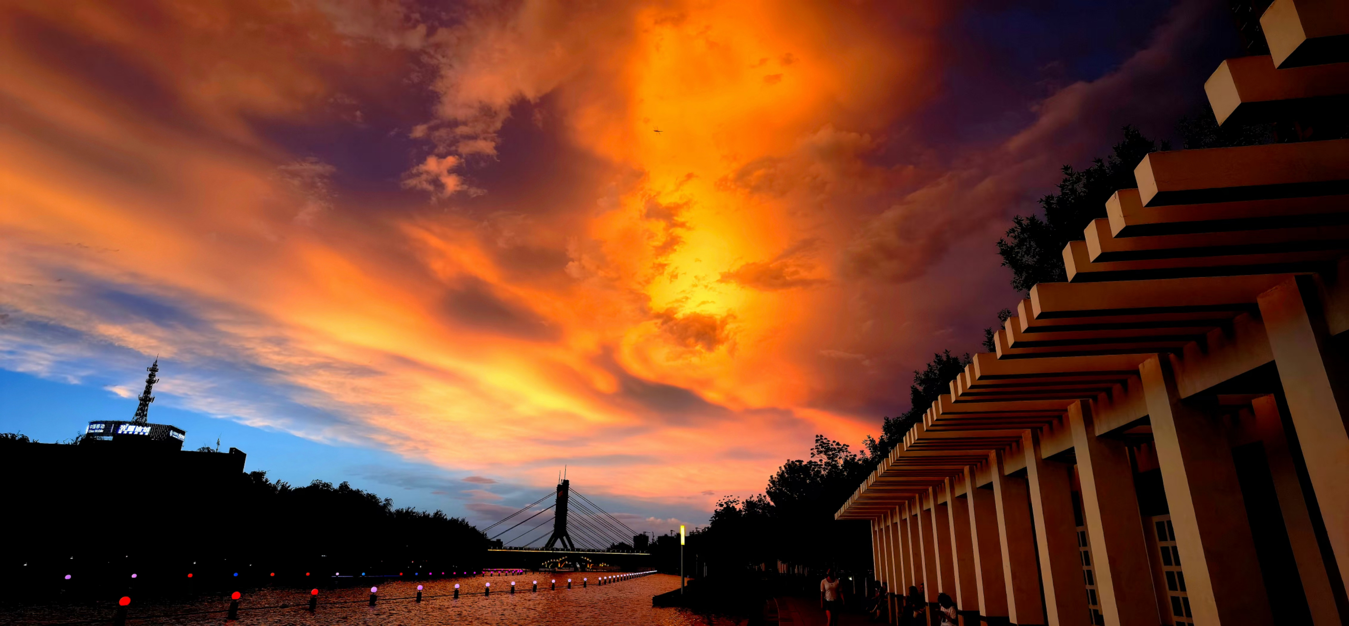 克拉玛依河又名穿城河,位于克拉玛依市城区东北部,全长8.