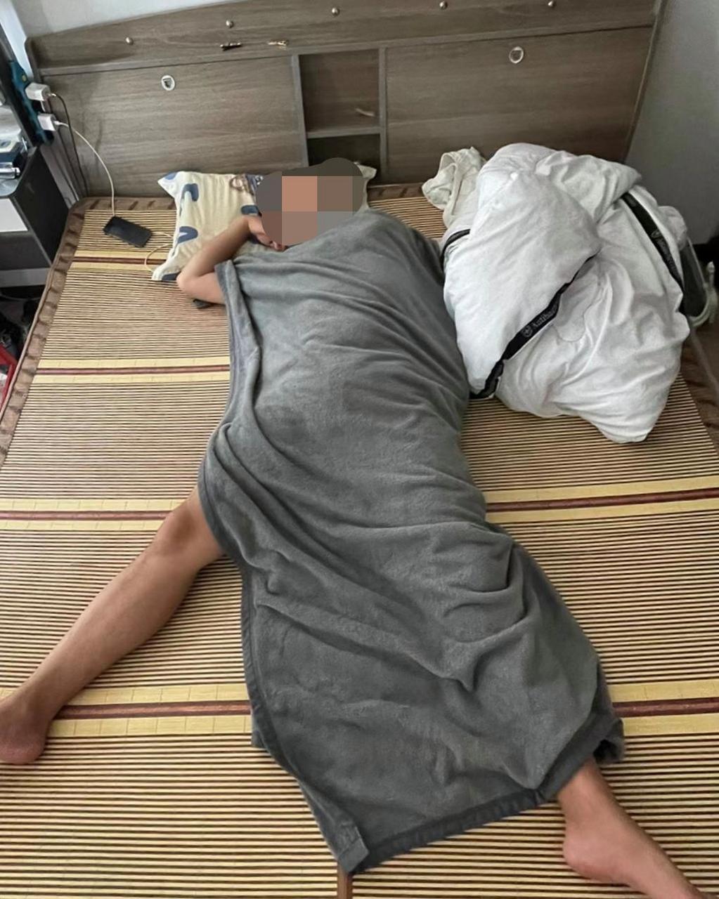 第一次来男朋友家睡觉,他摆大字,我怎么办?