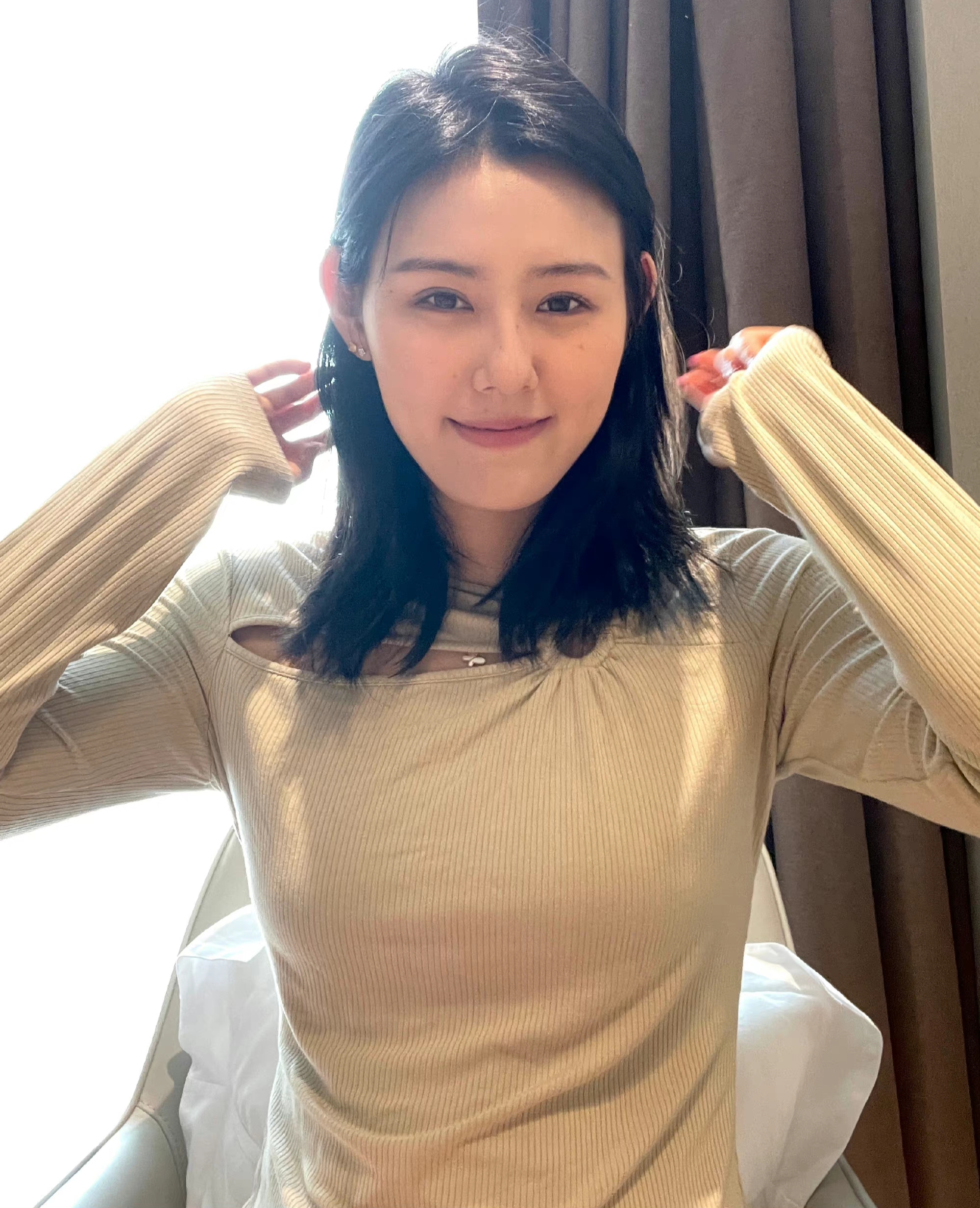 游泳女神刘湘晒照!小白吊带裙装好清爽,真的是泳坛颜值天花板!