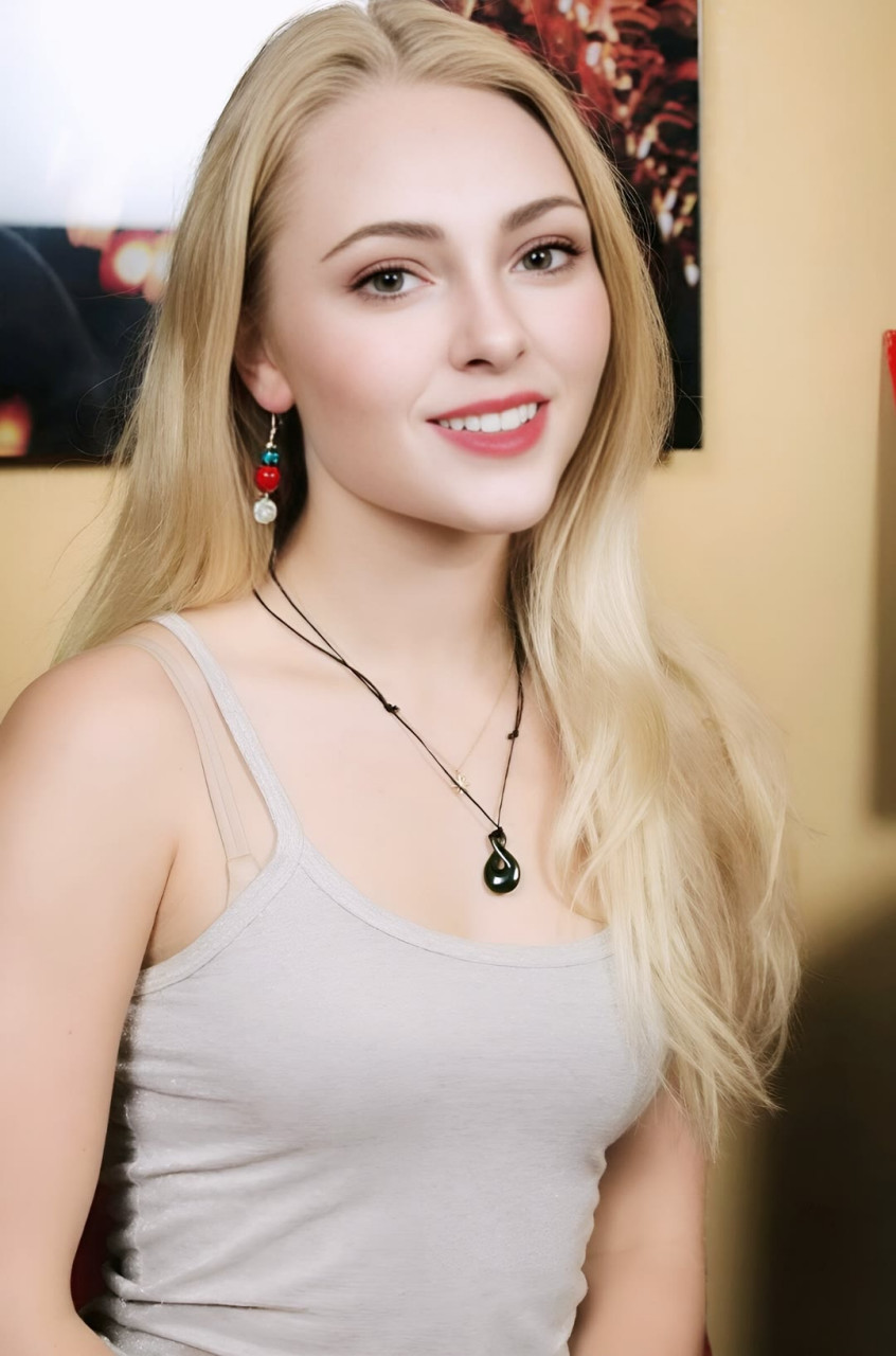 今天给大家介绍一位迅速崛起的90后美少女演员——安娜索菲亚·罗伯. 