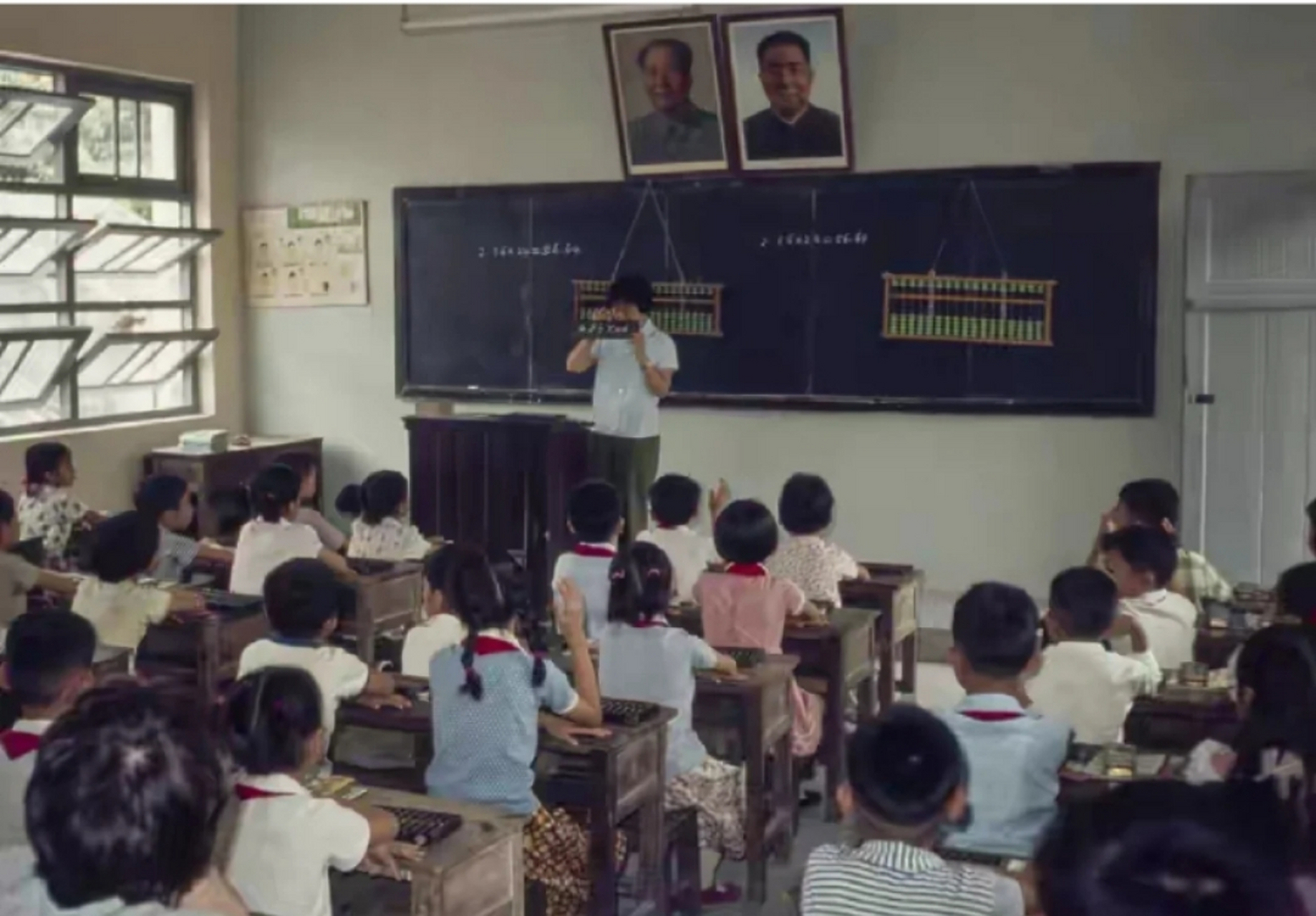 历史老照片,1978年,中国某地,一所小学的课堂上,数学老师正在上数学课