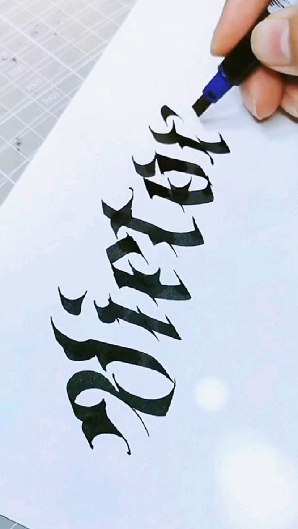 哥特风英文艺术字"胜利"