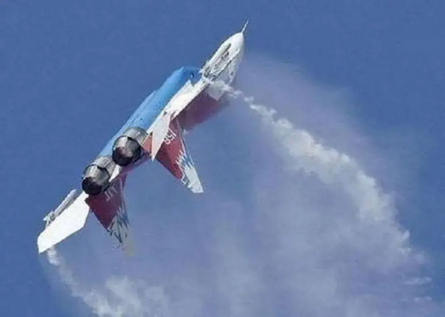 普加乔夫眼镜蛇机动 1989年6月在巴黎航展上,前苏联著名试飞员