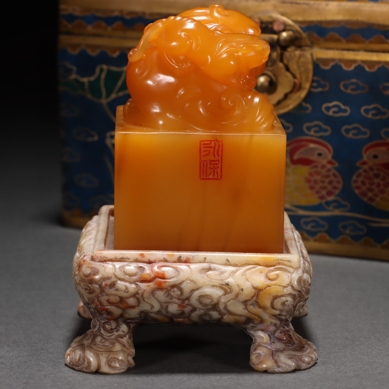 清嘉庆 田黄石太师少师钮印章. 规格:总高10㎝宽7.5㎝重652g