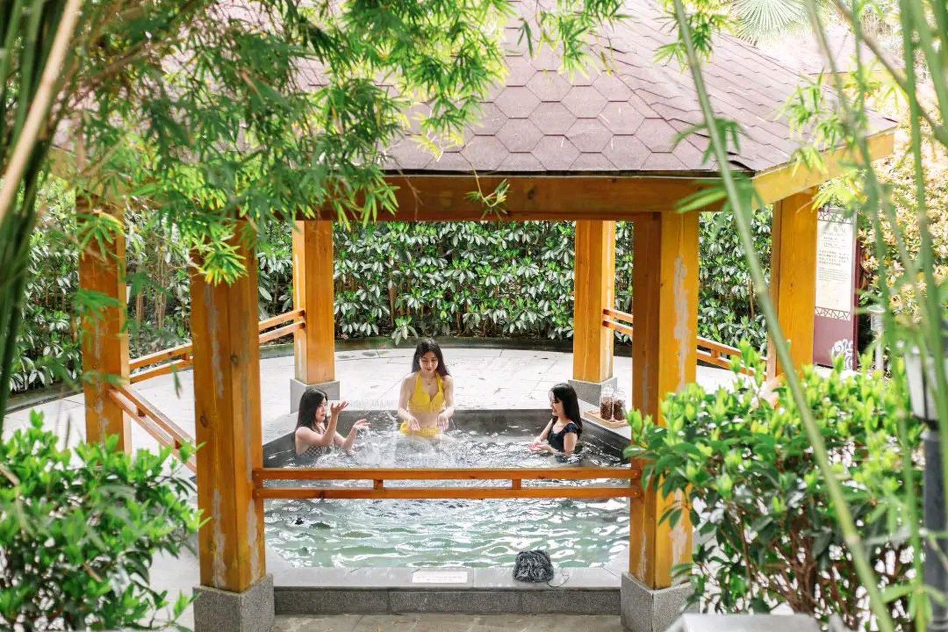 英山洪广毕升温泉酒店坐落于全国优质温泉资源地——湖北省黄冈市英山