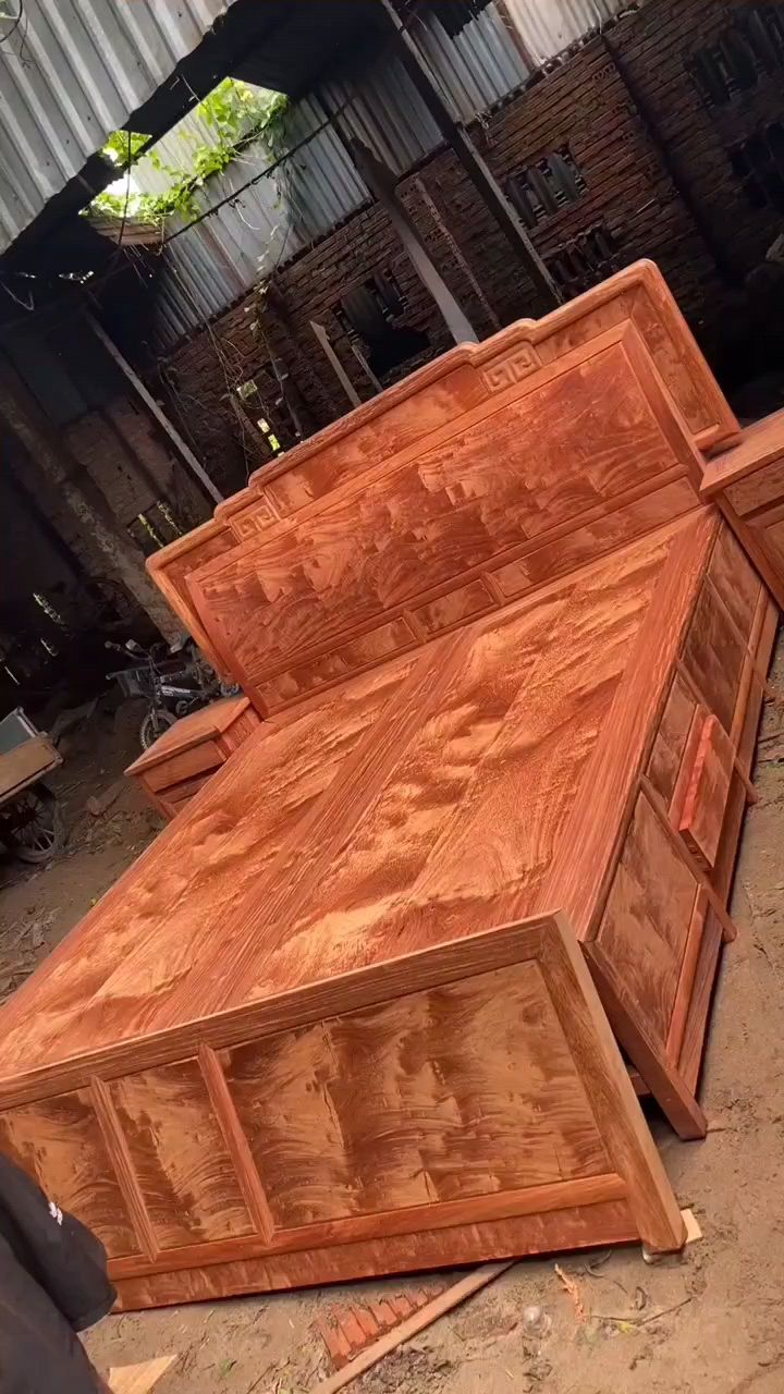 很漂亮的花纹,缅甸花梨火焰纹大床