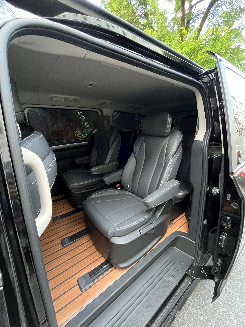 上海租大通g20商务车租赁相亲相爱一家人商务用车9座自动挡