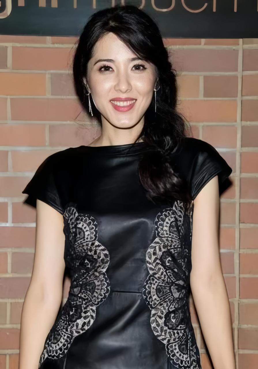 曾黎和蒋欣身穿黑色裙子,散发出迷人的性感魅力,令人心动不已.