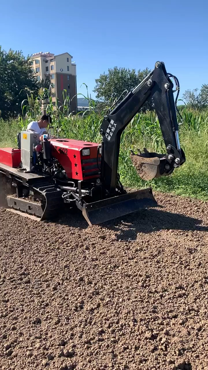 履带式拖拉机,加装挖掘机装置,挖深可达2.2米-度小视