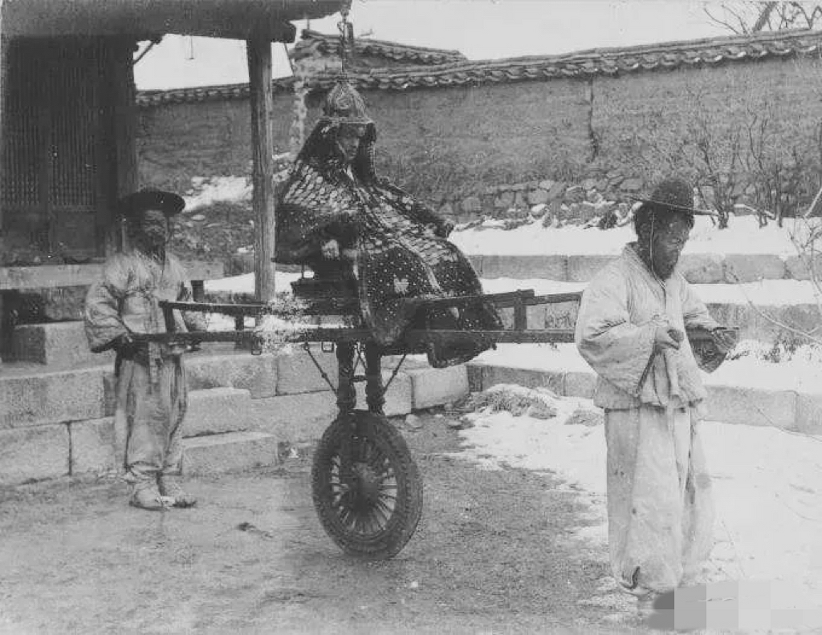 朝鲜古代的官员,出行配备的独轮车,看上去有点高,不是很安全,但这是