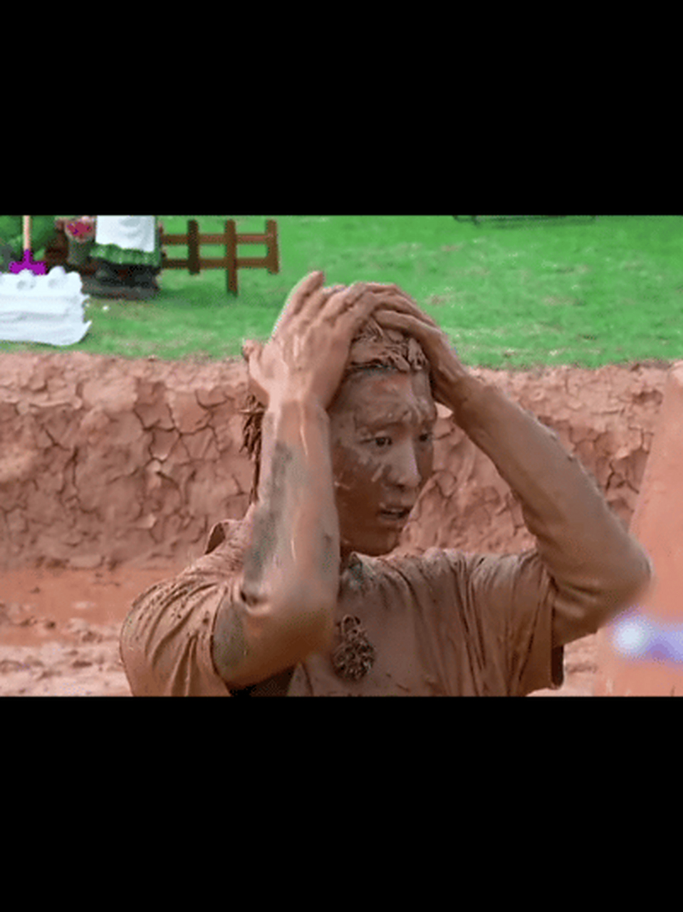 《奔跑吧》毫无偶像包袱的显眼包范丞丞,头上戴了个泥巴帽子,真行[左