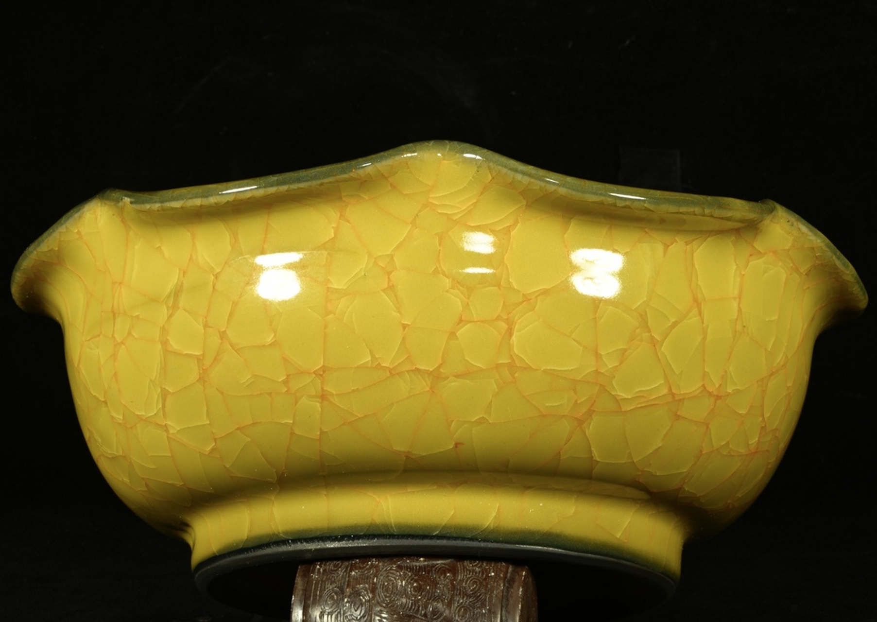 宋官窑黄釉冰裂纹奉華款刻字花口洗,高9×23厘米