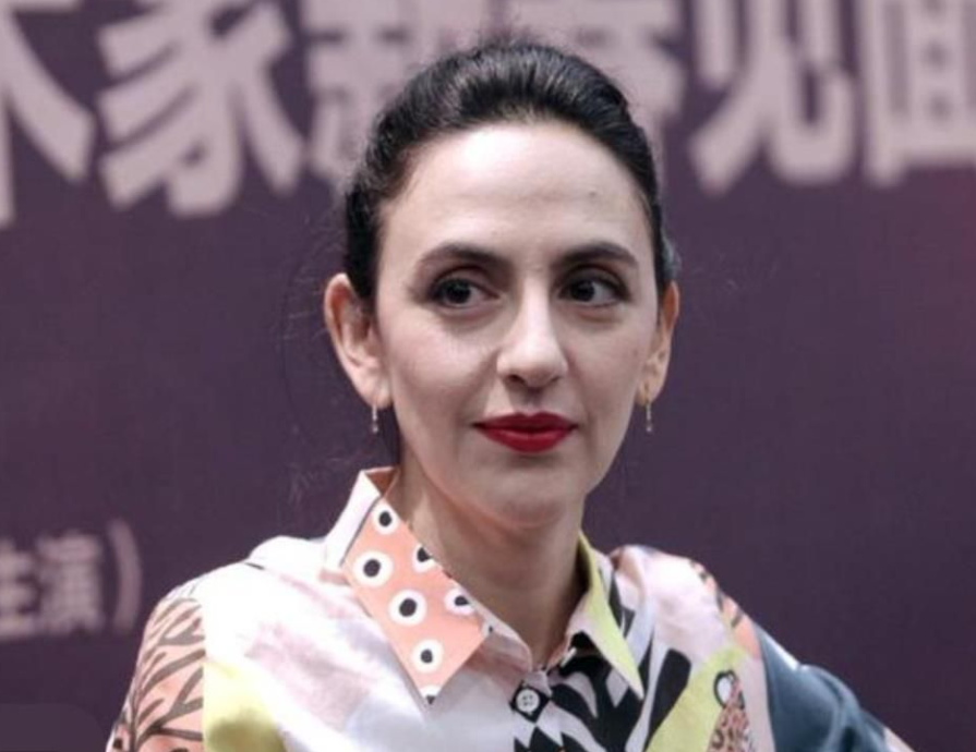 刘烨老婆安娜近照曝光,与异性好友聚会一脸兴奋,状态似60岁