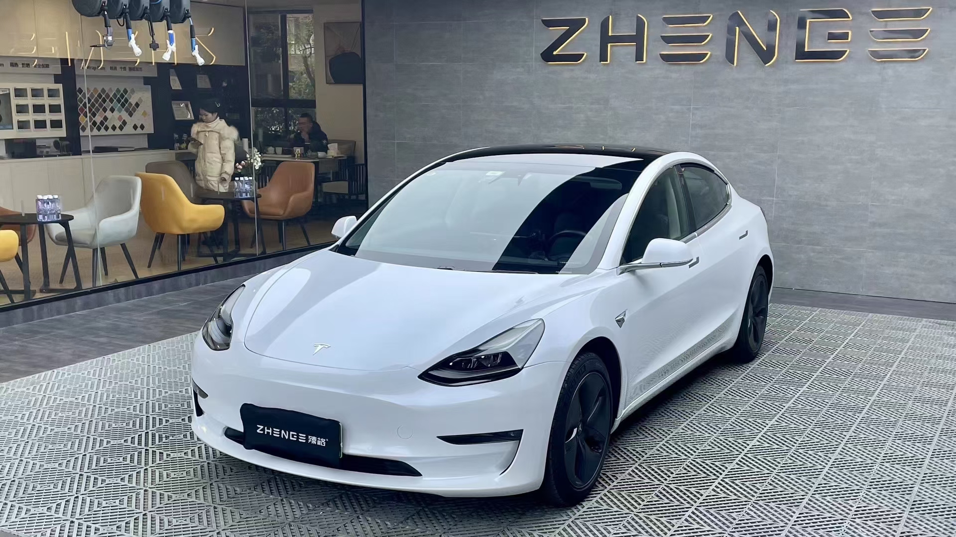 成都特斯拉model3车身贴膜改色超亮金属白