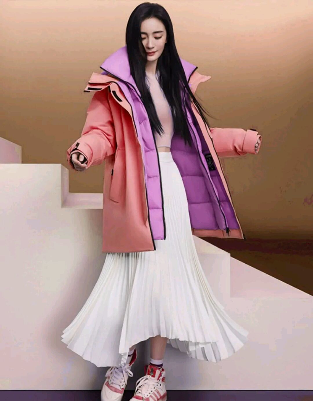 刚到秋天,杨幂羽绒服代言就出现了