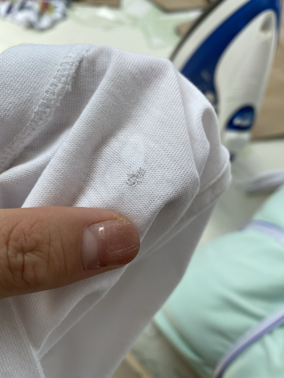 又解锁一项新技能[欧耶] 破小洞的白t,简单缝补一