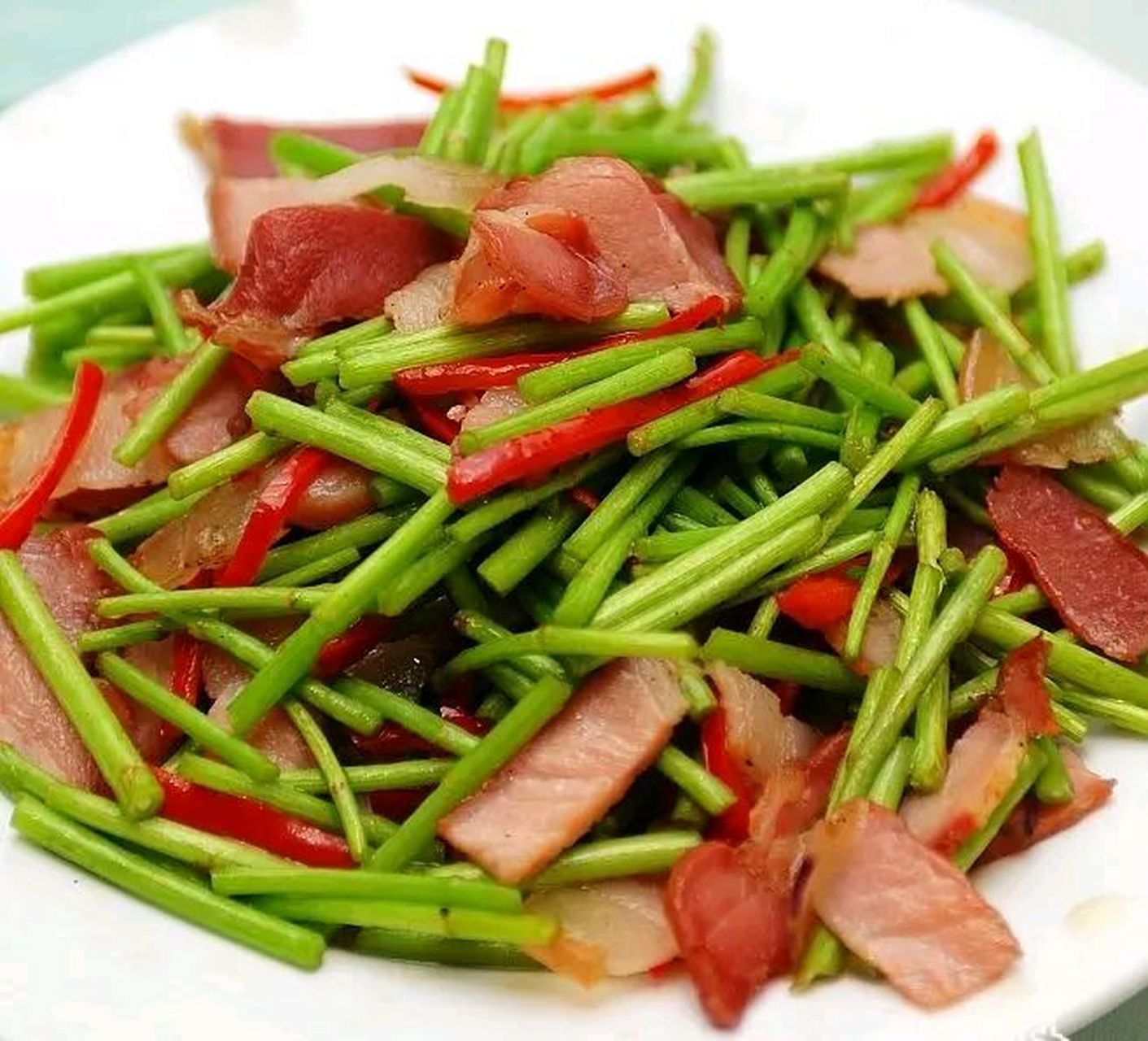 "这个宝就是江西赣菜的一道特色名菜——藜蒿炒腊肉.