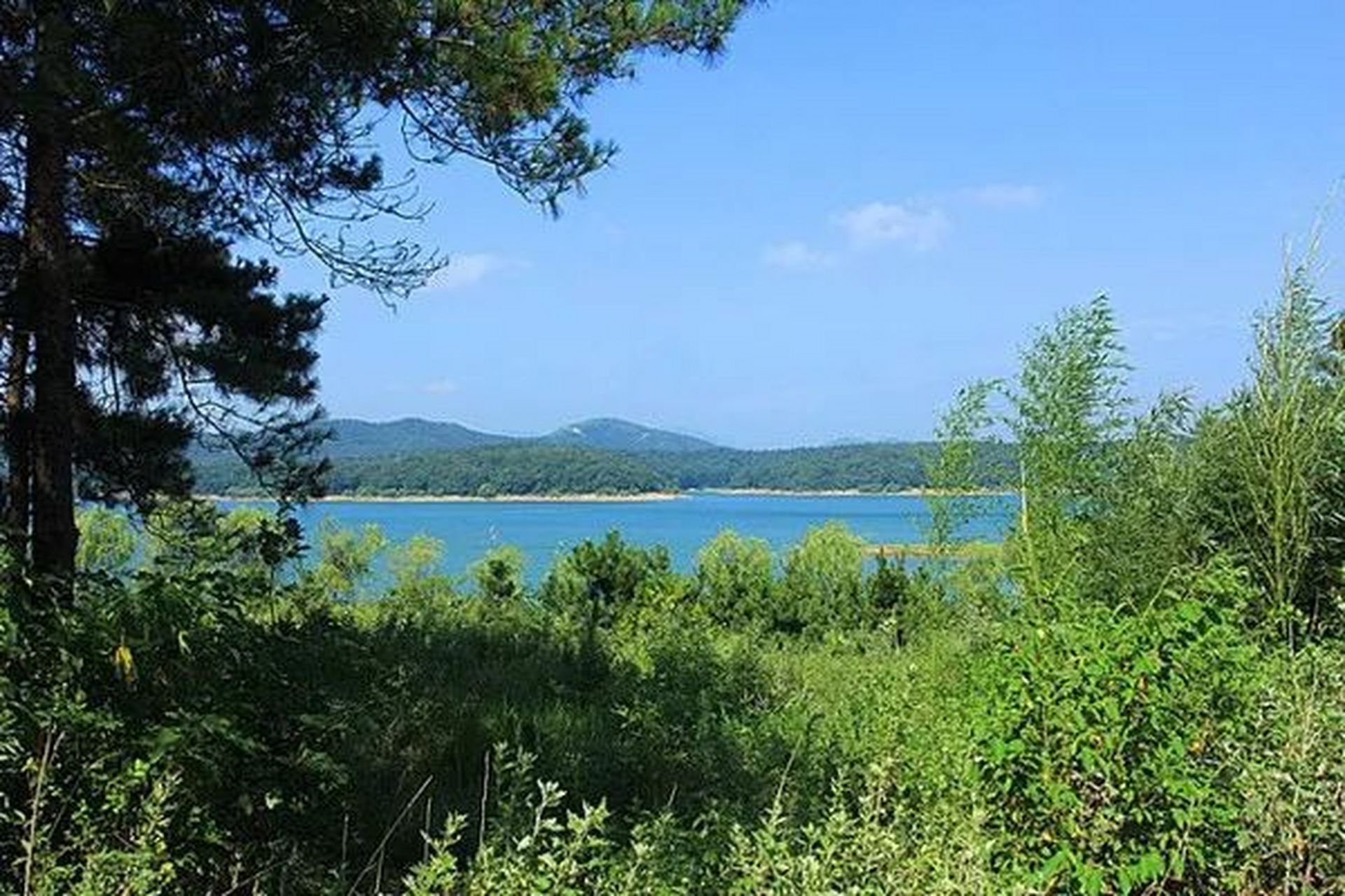 薄山湖景区位于驻马店市南40公里处,湖水蜿蜒曲折近40公里,湖面烟波