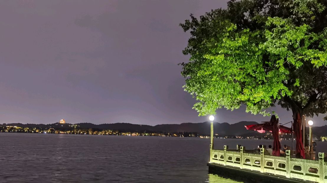 夜晚下着小雨游玩杭州西湖美景